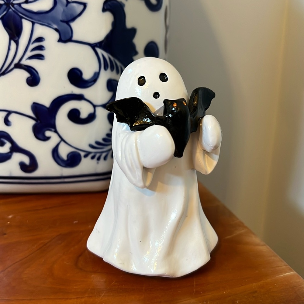 Sweet ghost with bat Halloween figure